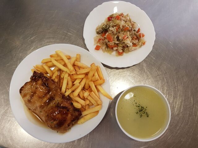 Juha, naravni odrezak u umaku od pečenja, pomfri, salata