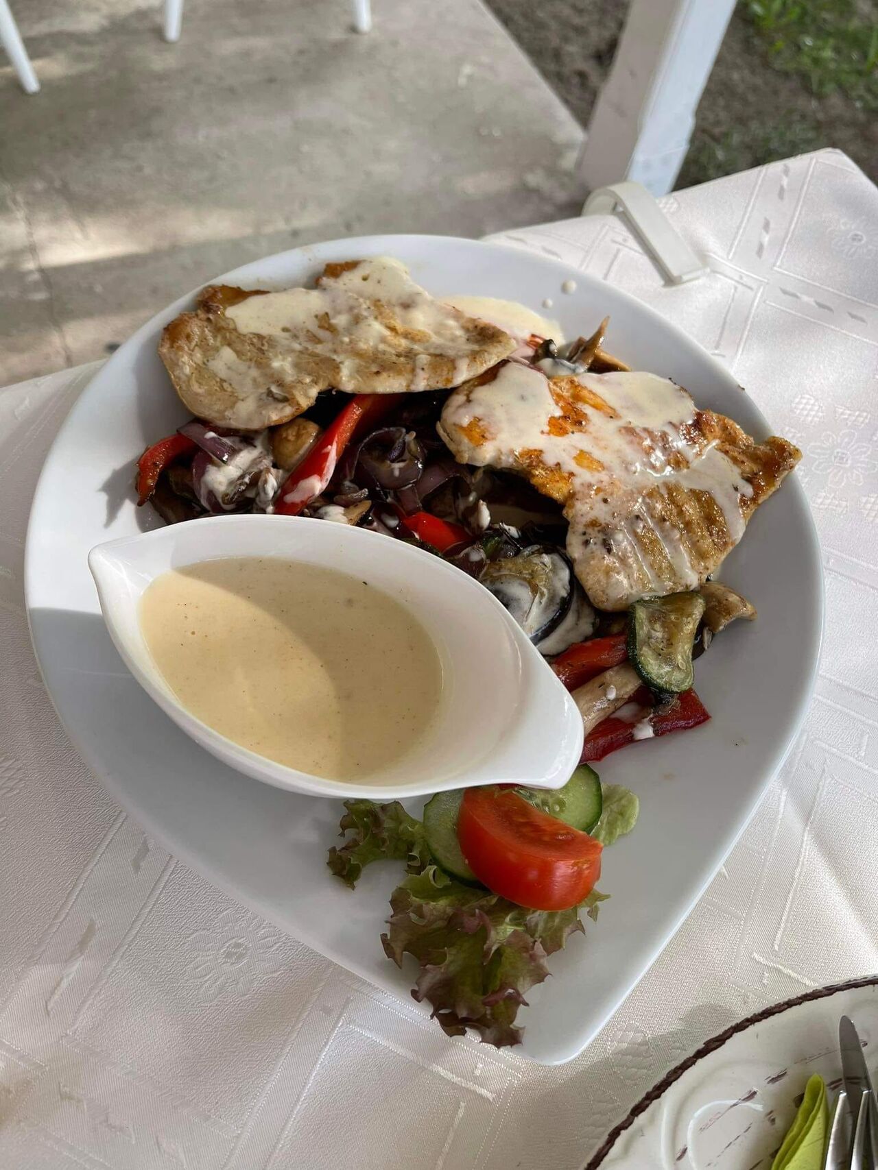 Natúr csirkemell sajtmártással friss salátaágyon 