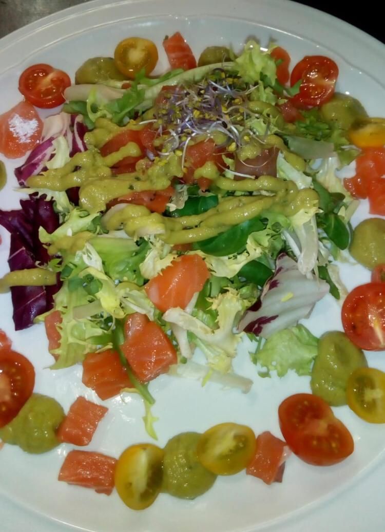 Ensalada de salmón marinado con guacamole