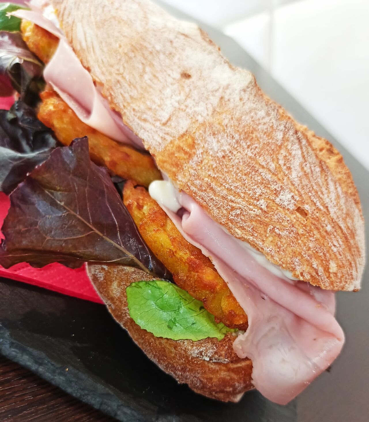 Uno dei panini più richiesti....LOLA....prosciutto cotto, stracchino, rostii di patate e insalata