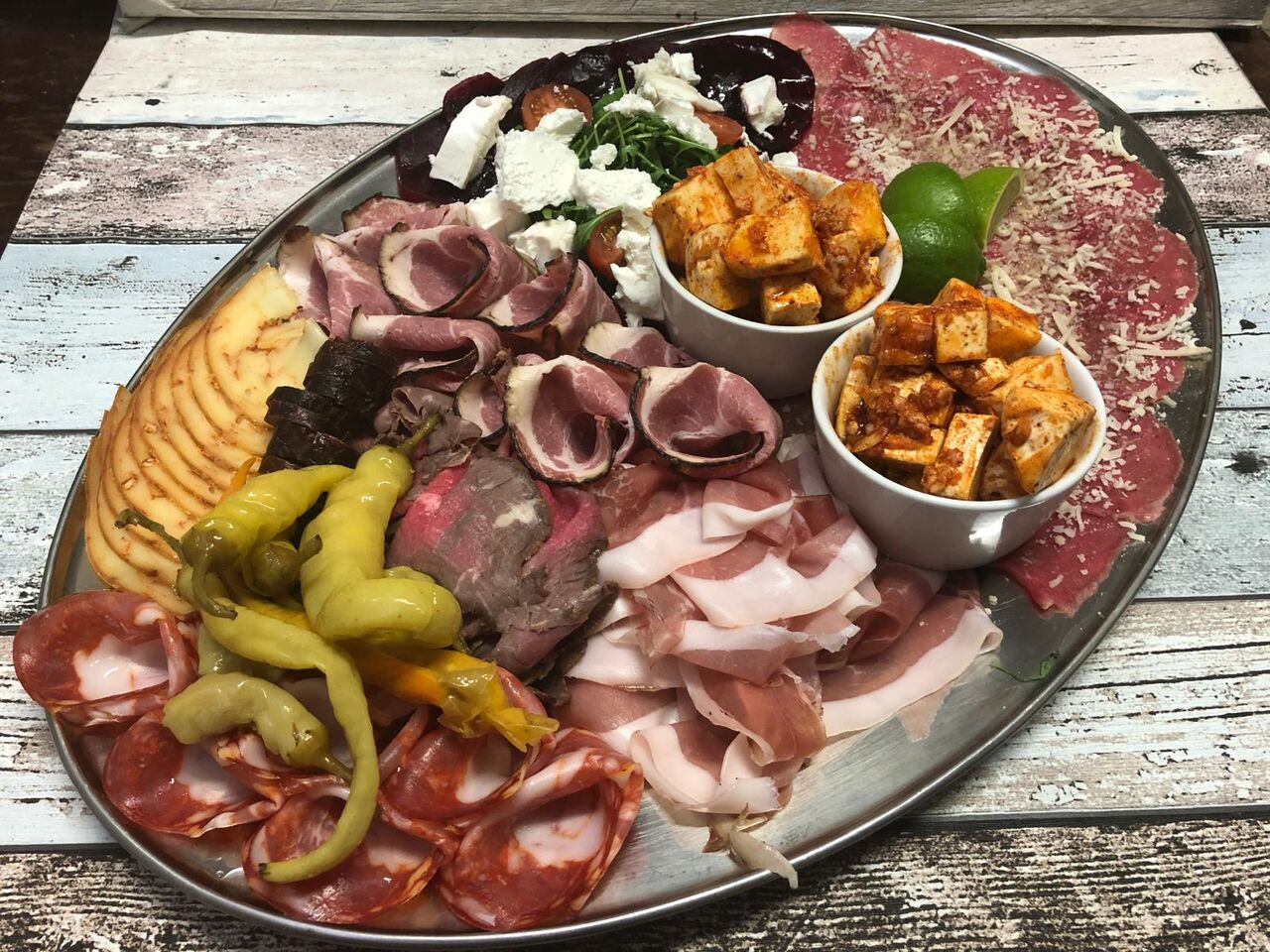 Mísa s carpacciem, rostbief a nakládaným sýrem