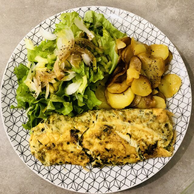 Omelette, Salade et Pomme sautées