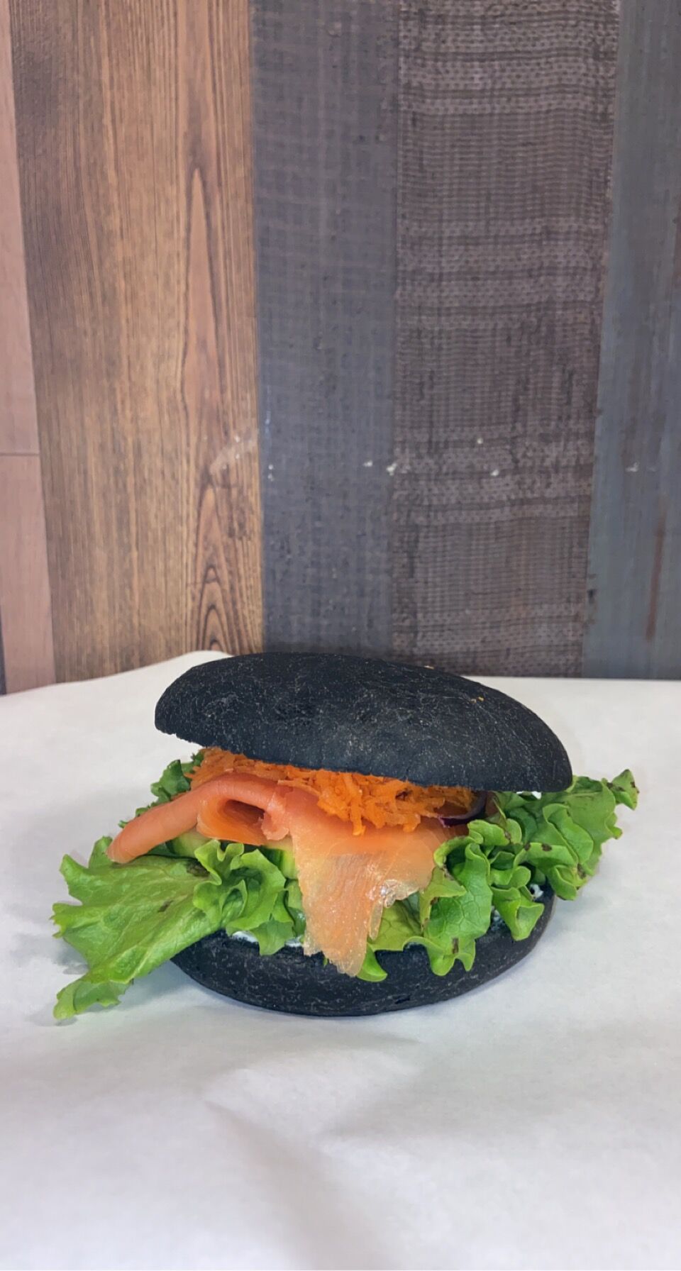 Bun’s pain noir au saumon fumé, salade, oignon rouge, concombre, carotte râpée, pour seulement 6€
N’attendez pas !