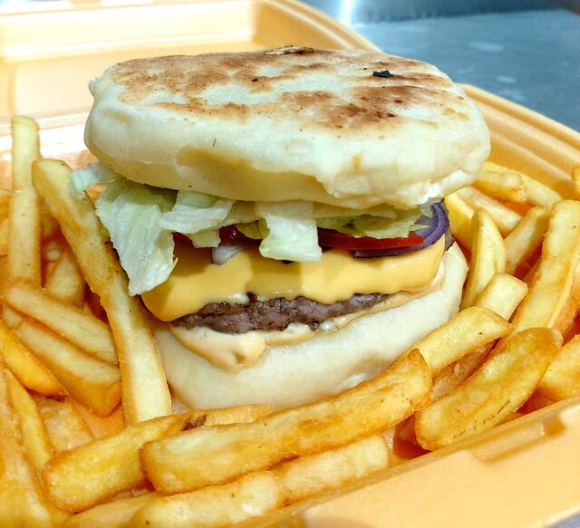 Burger Naan (frites et boisson): 8.50€
Pain naan fait maison
(Disponible uniquement le week-end) 