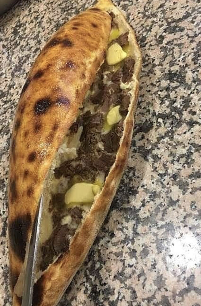 Kavurmalı kaşarlı pide 