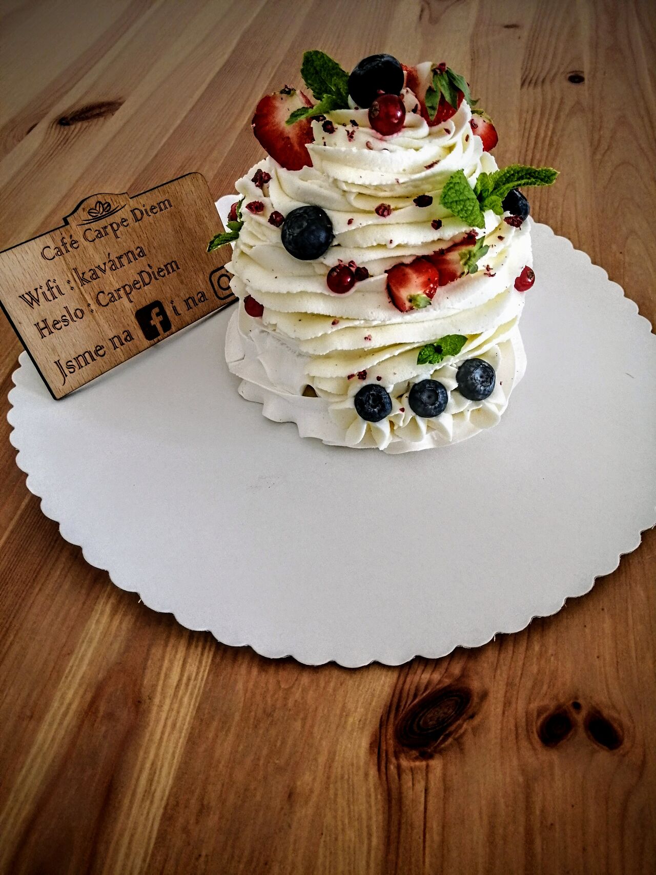 Maxi pavlova s vanilkovou šlehačkou