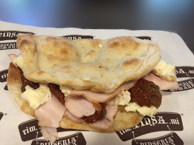 Pinsotto fesa di tacchino taleggio e pesto di pomodori secchi