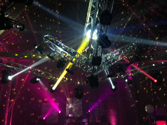 Réalisation et mise en place pour un Show lumière, soirée privée aménagement complet d'une grange en Normandie.