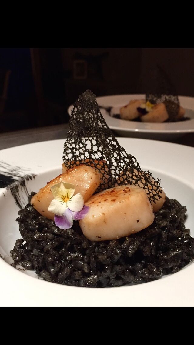 Noix de Saint Jacques poêlées, risotto à l'encre de seiche