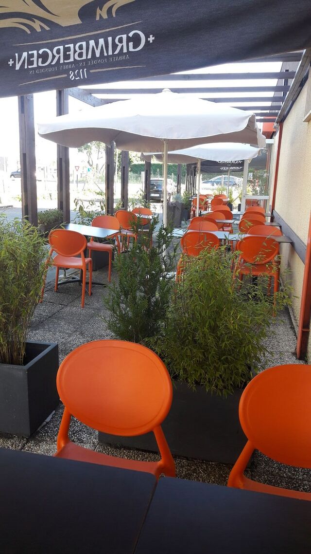 Terrasse ombragée a la Villa merignac
Brasserie. 