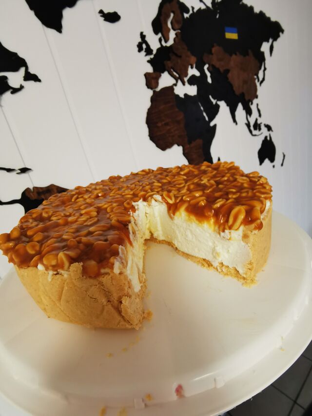 Sernik na zimno z karmelem i orzechami