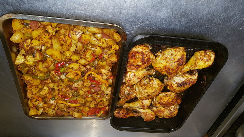 Poulet rôti au four .
Patates au four.