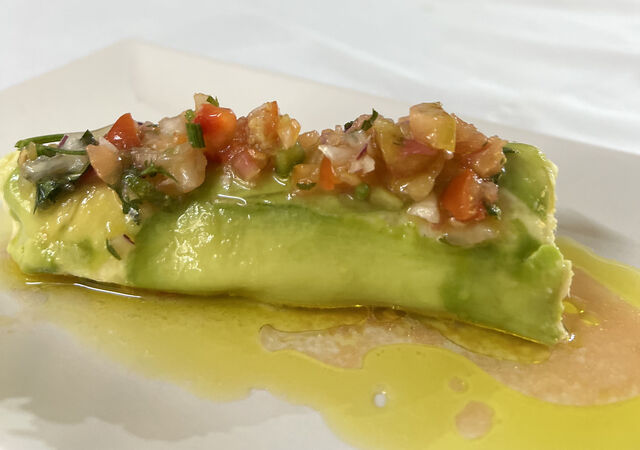 Canelón de aguacate relleno de merluza 