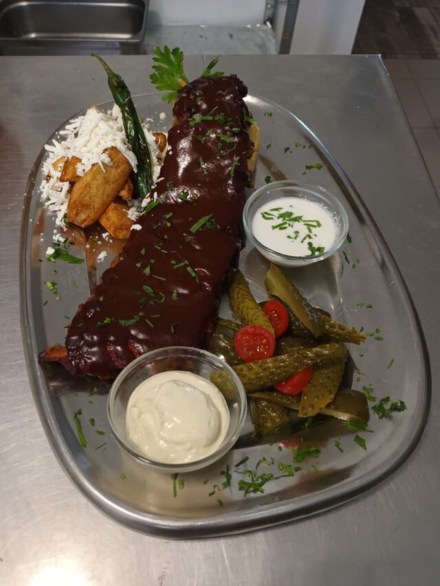 Coaste de porc cu cartofi prăjiți