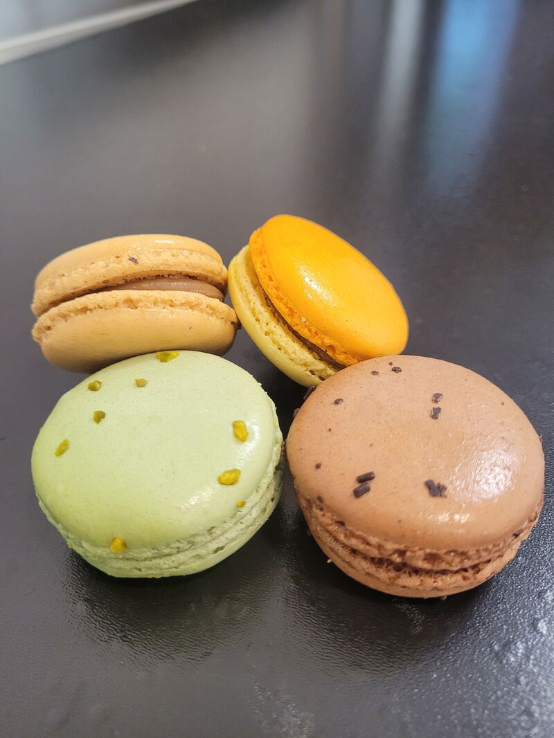 MACARONS 6 parfums : vanille, chocolat, mangue/passion, pistache, café, caramel beurre salé