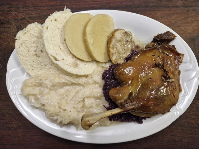 Husa s bílým zelím, kynutým i bramborovým knedlíkem a bramborovou plackou