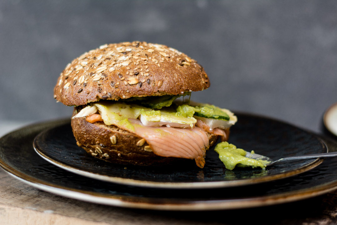 Broodje Noor
Gerookte zalm, komkommer,brie,quacamole,rucola,WB-saus