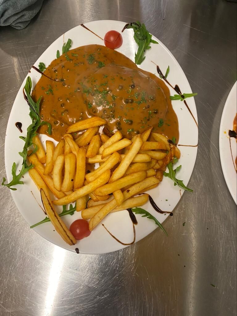 Pfefferschnitzel mit Pommes 
