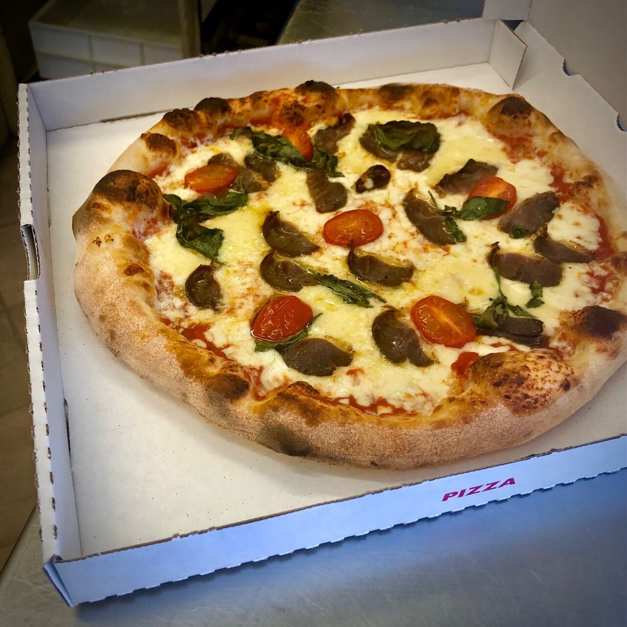 Succulente Pizza du moment à base de magret séché de canard. 