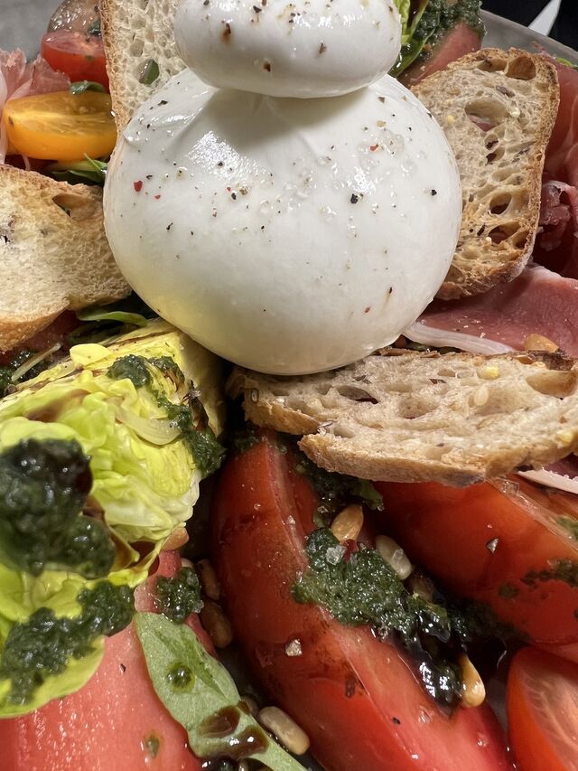 La Burrata Di Bufala, Sauce Basilicade, Jambon Serrano, Trio de Tomates, Salade, Pignons de Pin et Croûtons