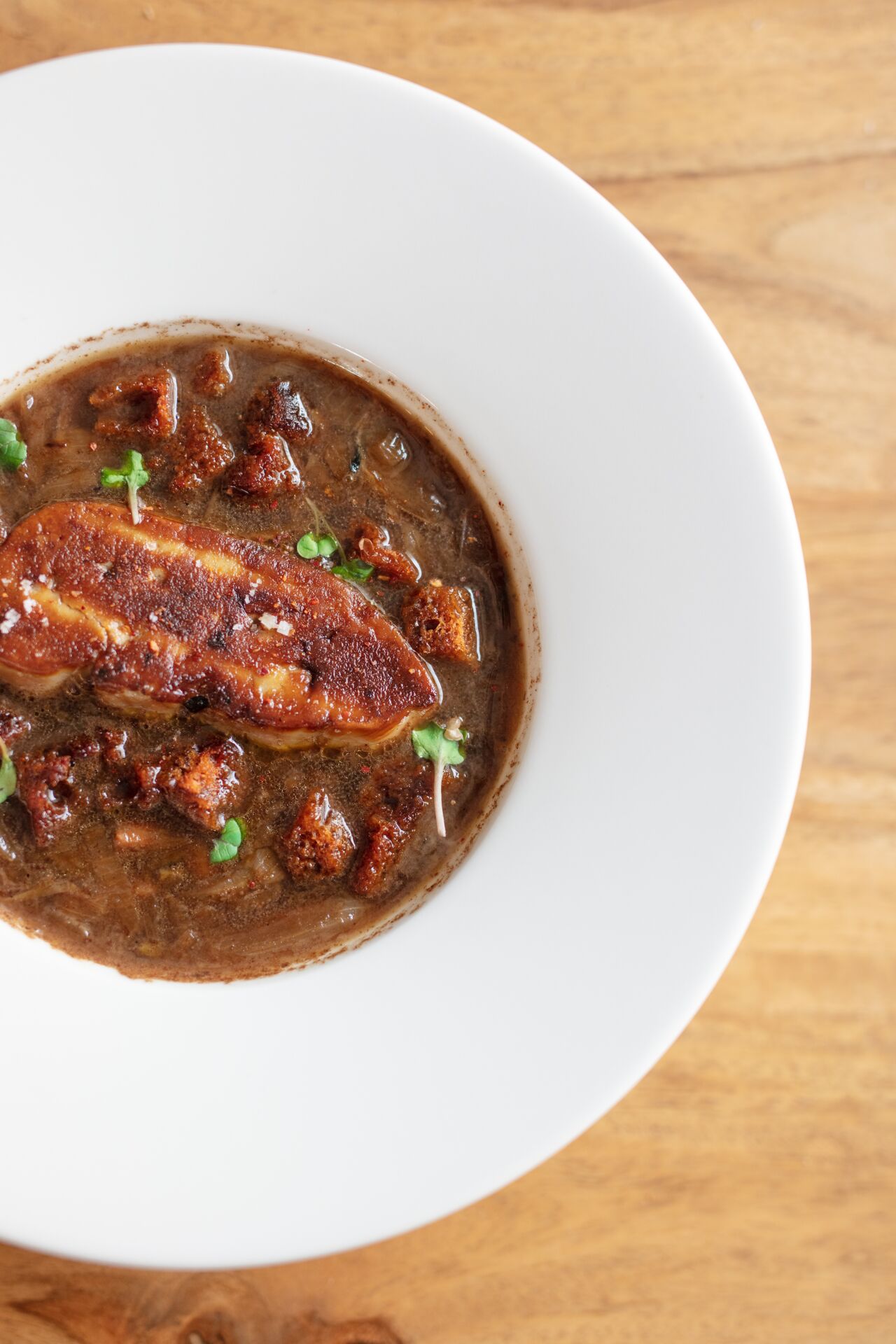 Soupe à l'oignon et foie poêlé