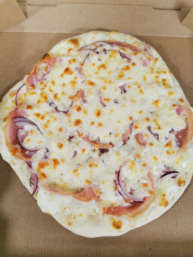 Pizza base crème : crème fraîche, oignons, pancetta, parmesan et mozzarella