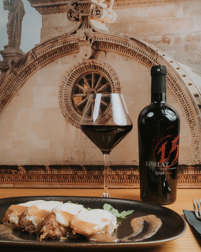 LUNGIĆ S MOZZARELLOM U UMAKU OD KONJAKA I ROGAČA ▪️ Kako Vama zvuči ova kombinacija našeg novog jela? Najbolje je isprobati!
