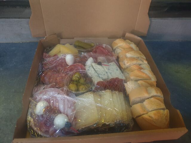 Plance charcuteries pour 2 personnes 15€
a emporter