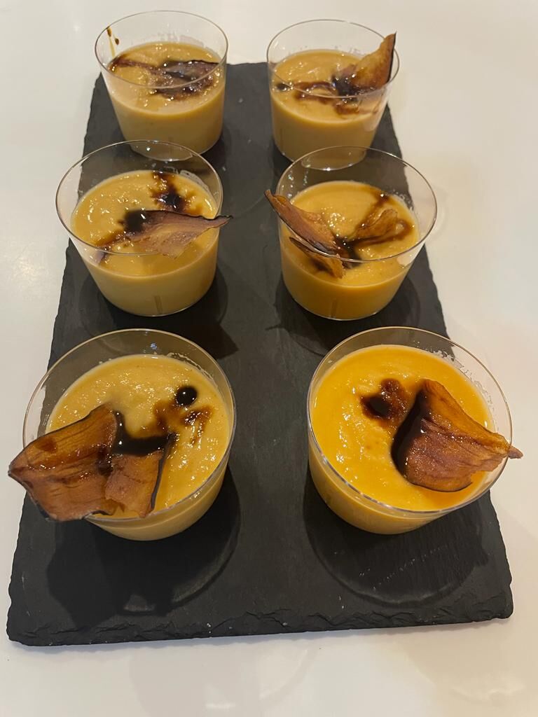 Humus con crujiente de Berenjena y reducion de PX, formato coctel