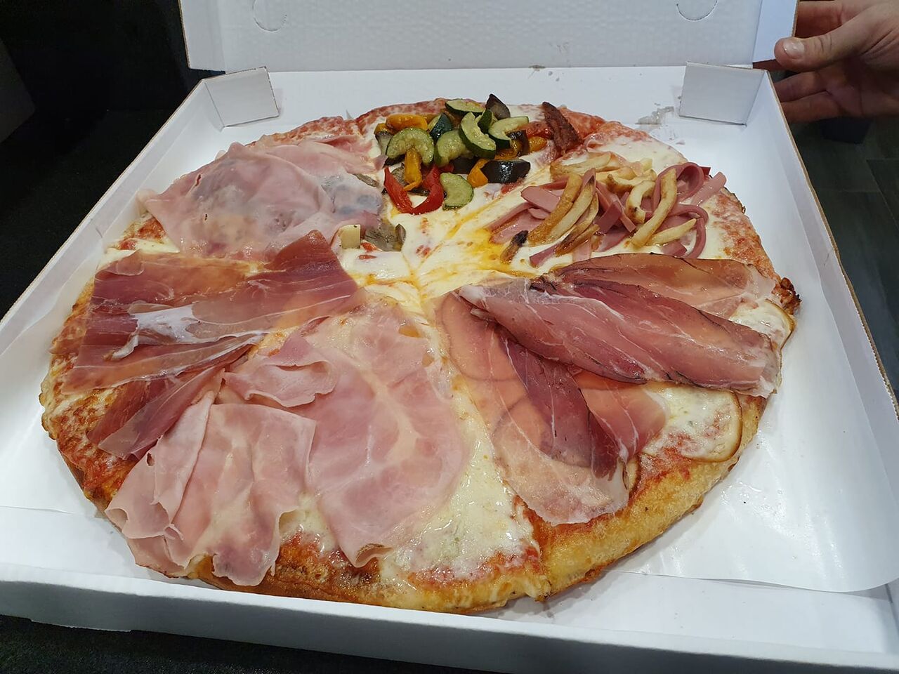 TIROLESE (Prosciutto crudo, cotto verdure, patatine e wurstel)