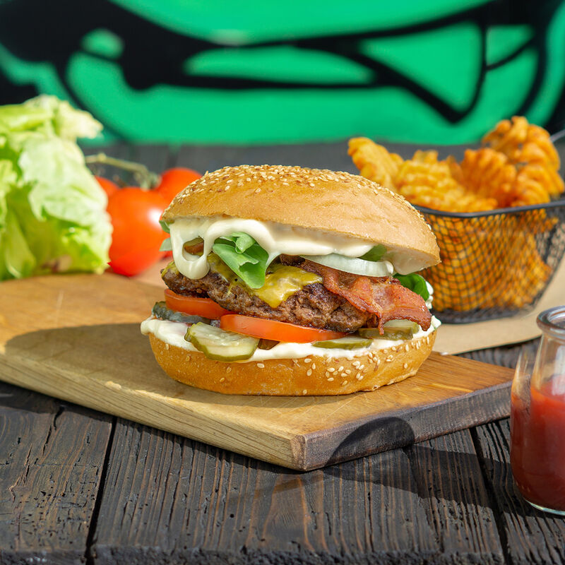 KLASYK to już klasyk, czyli kawał buły i mięcha, okraszone pysznymi warzywami (pomidor, ogórek kiszony, cebula, sałata)! 