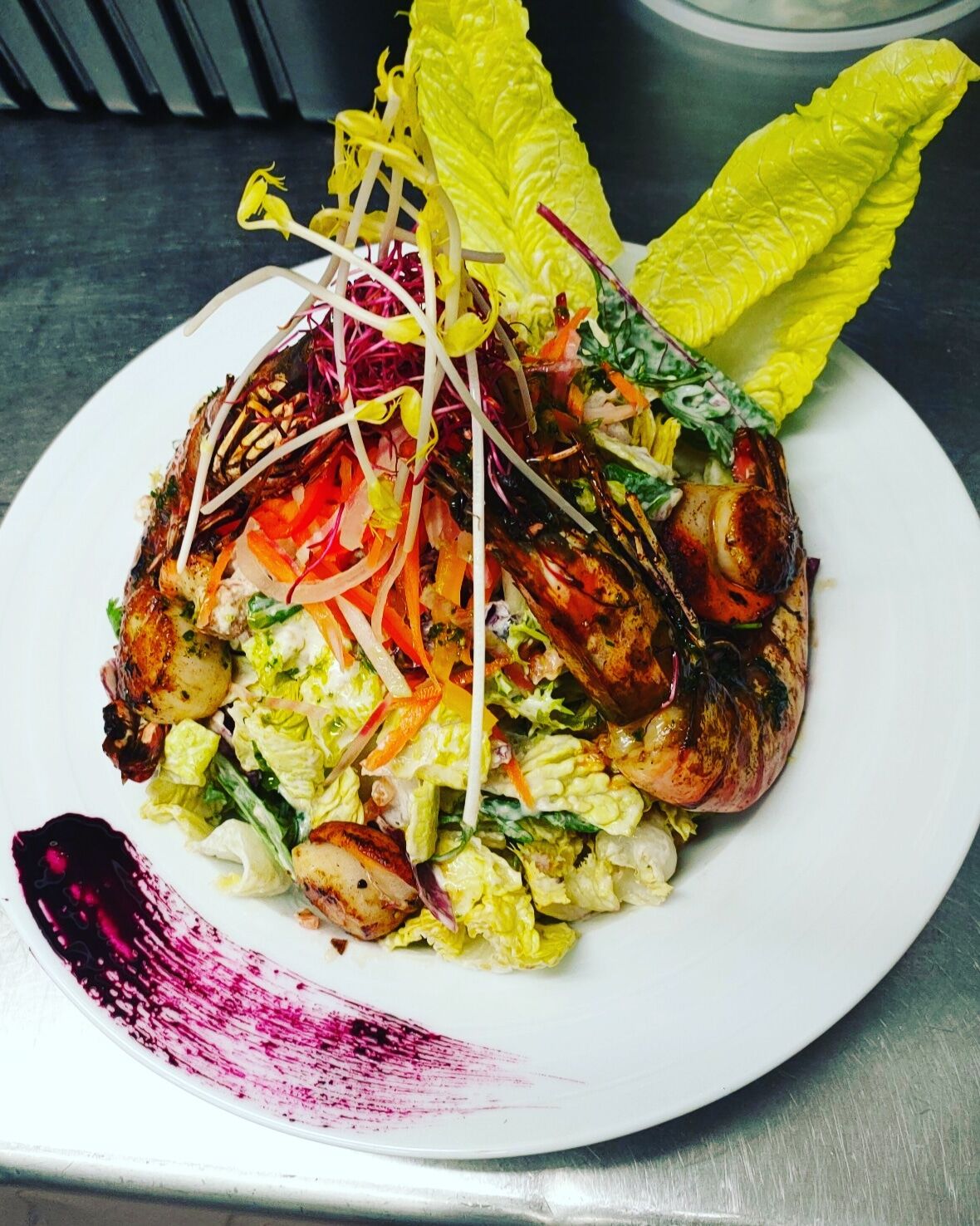 Salade de Gambas et Saint-Jacques façons César 