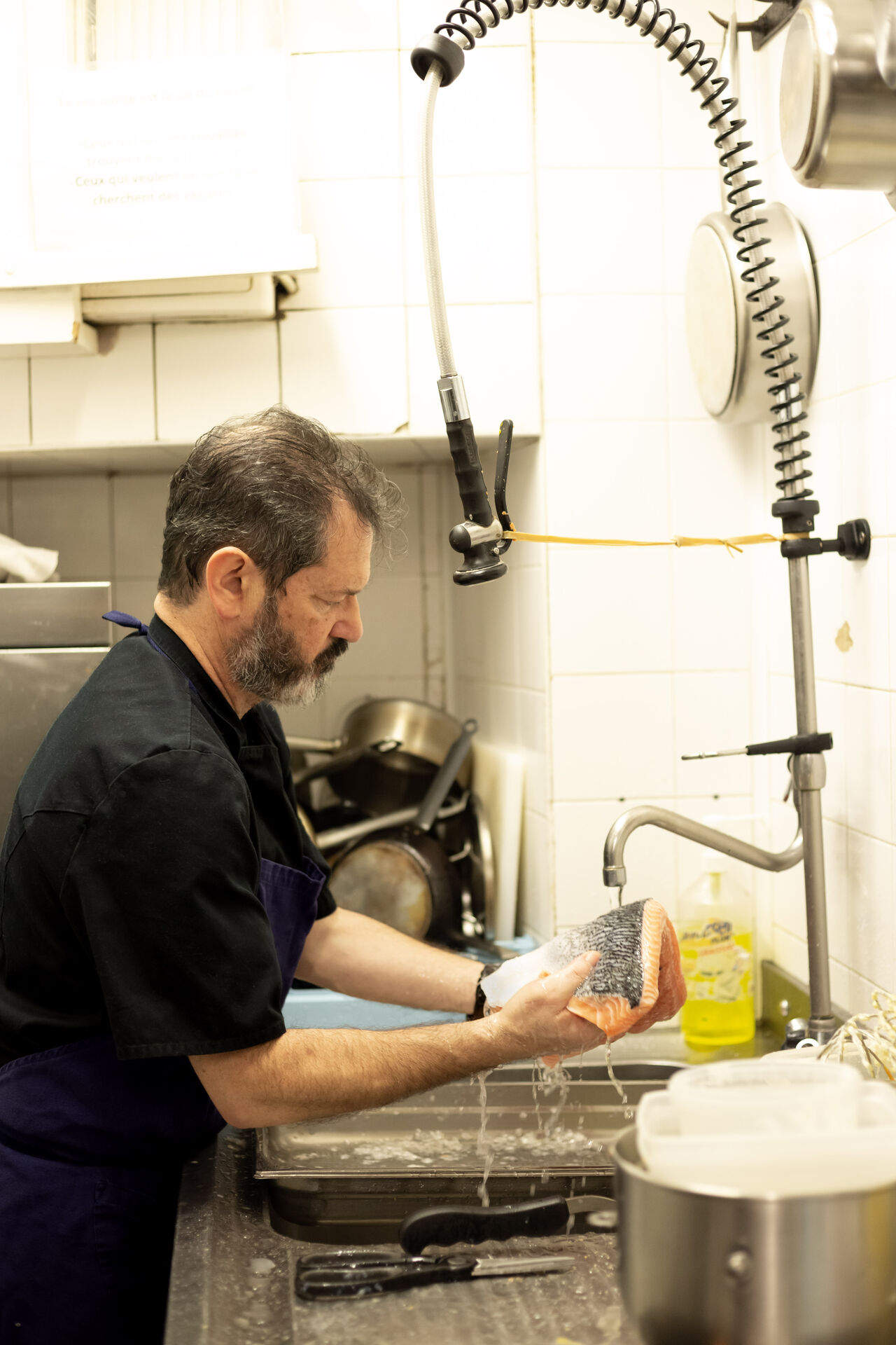 Renaud qui écaille le saumon