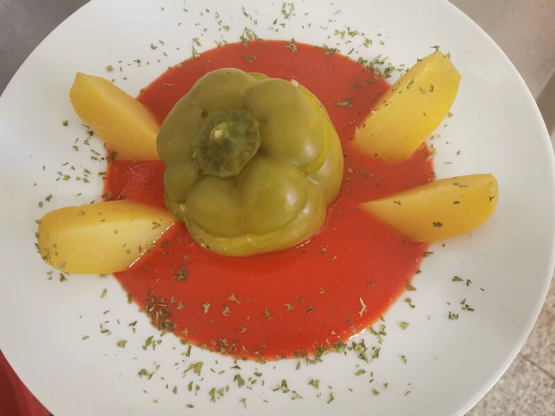 Gefüllte Paprika in Tomatensauce dazu Salzerdäpfel, Gasthaus Willner-Reiner