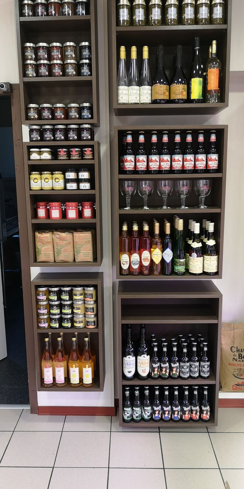 Venez découvrir les produits les Fous du Terroir dans votre boucherie ! Vins, bières, confitures, miels, farine,... 100% lorrain