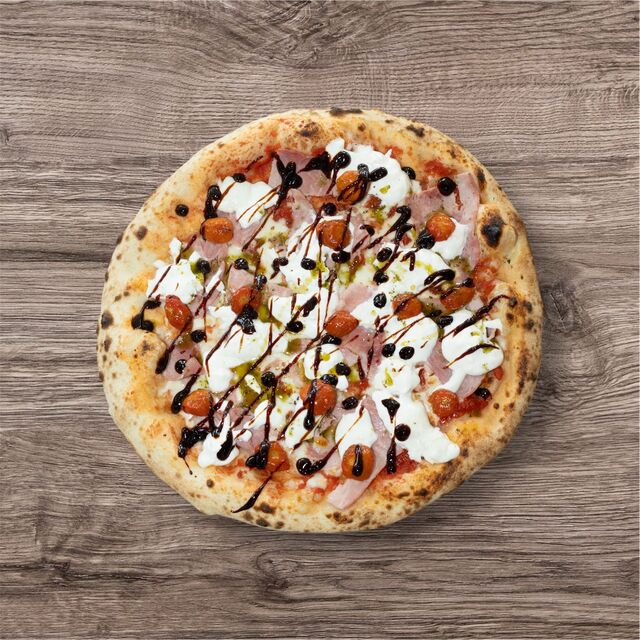 Burratina ▪ 16€ : sauce tomate bio, fior di latte, jambon, burrata, tomates cerises confites, balsamique, pesto