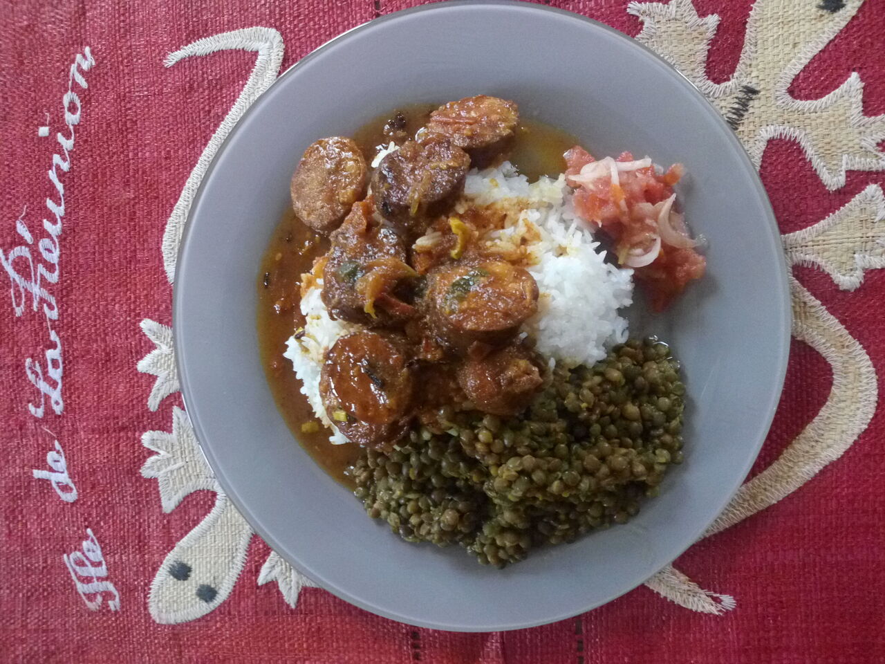 Rougail saucisses accompagné de lentilles, du riz et un rougail tomates