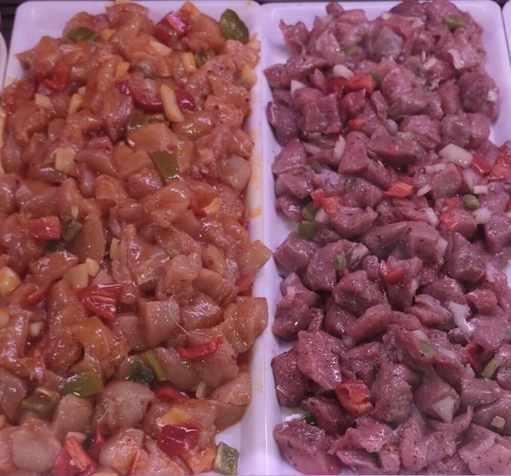 Blanc de poulet et viande de veau marinées prêt à être embrochées