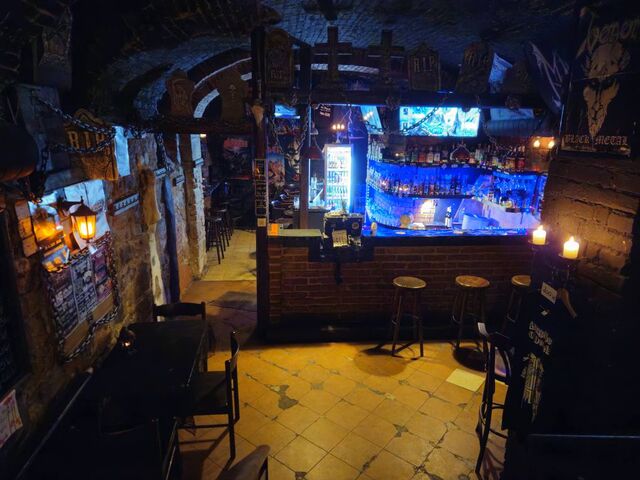 Pohled na bar ze schodů