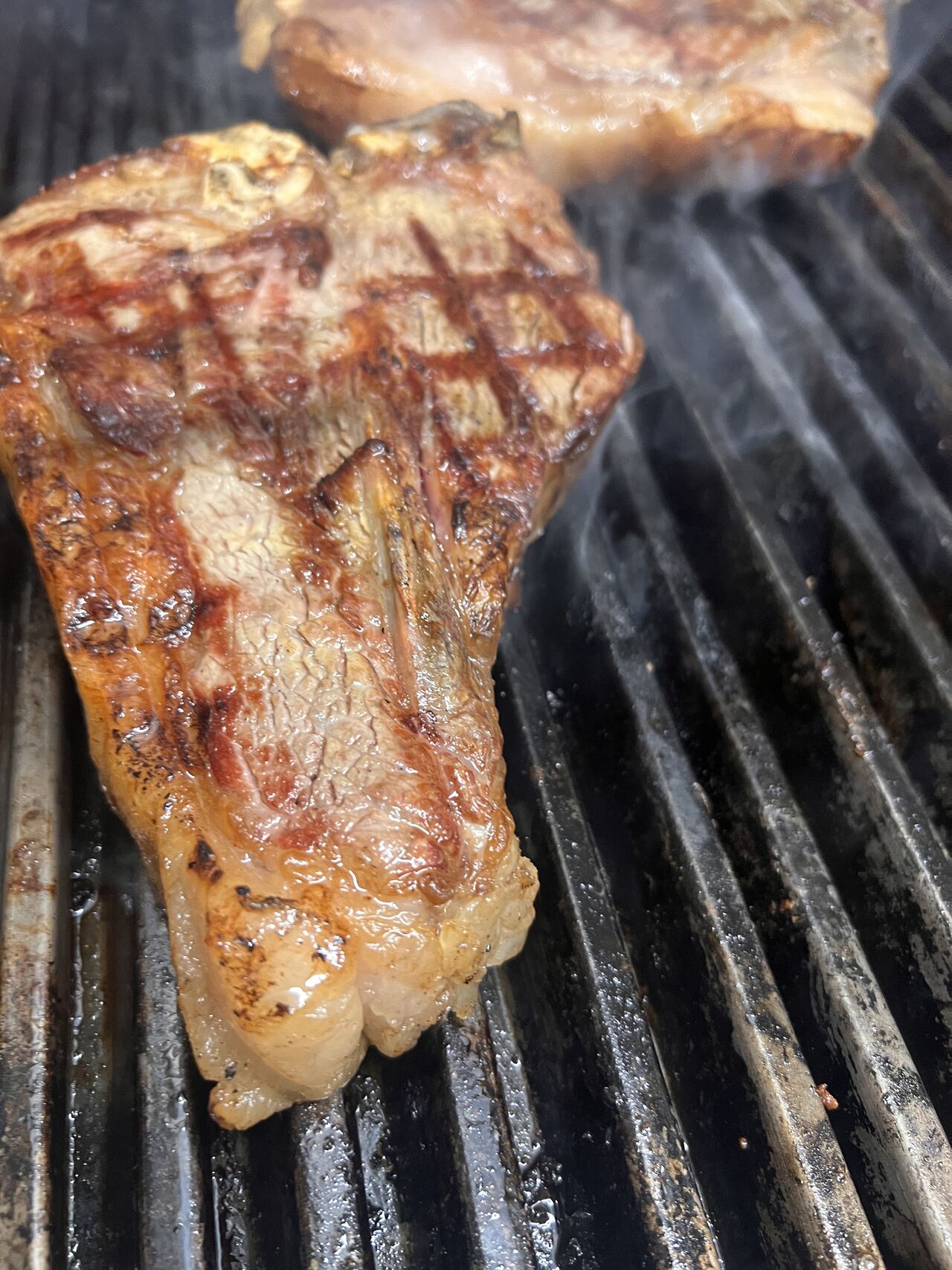🥩 Fiorentine, Costate e tagli premium: la passione per la carne vive qui.