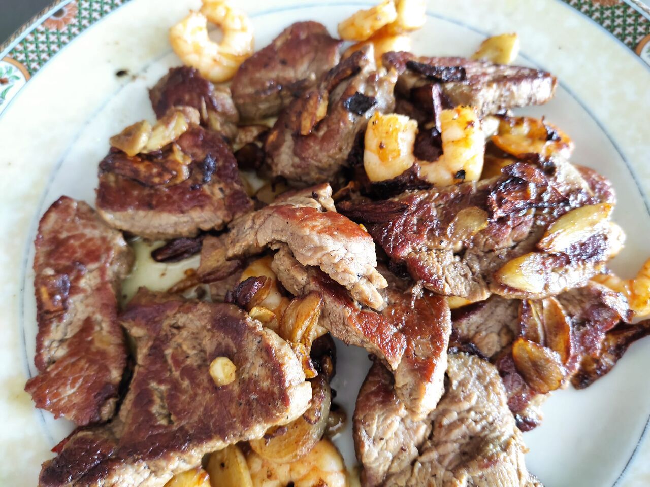 SOLOMILLO DE RES CON GAMBAS