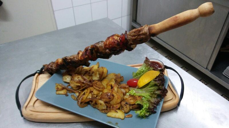 Unsere Empfehlung: Großer spieß mit Bratkartoffeln, dip ( Hähnchen oder Schweinefleisch) Und Beilage Salat, 1 Glas Wein-Bier