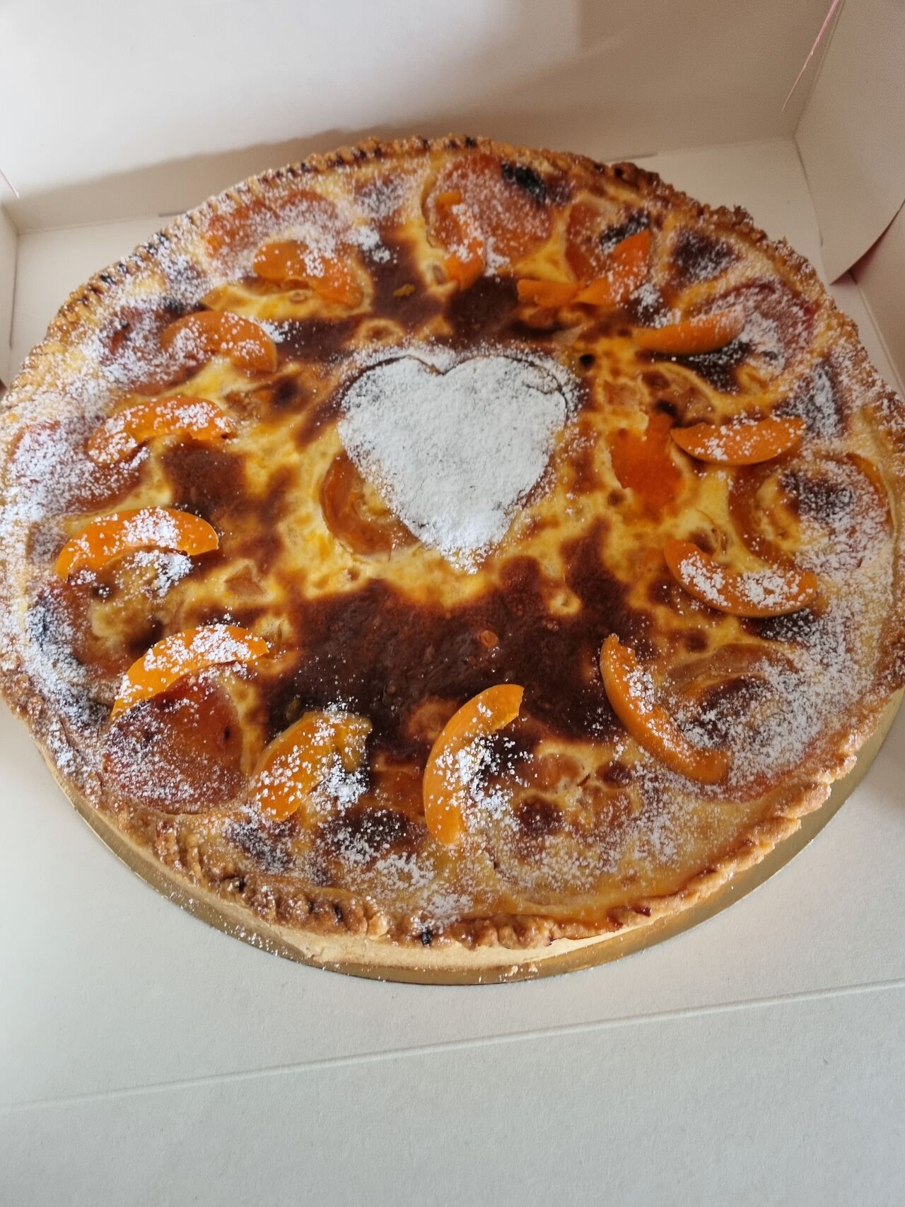 TARTE AUX ABRICOTS CARAMELISES 6/8 PERS. - 38,00 € (en saison)