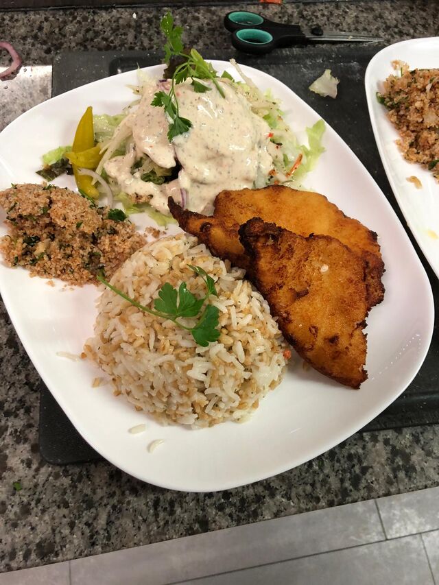 Putenschnitzel mit Reis und Salat