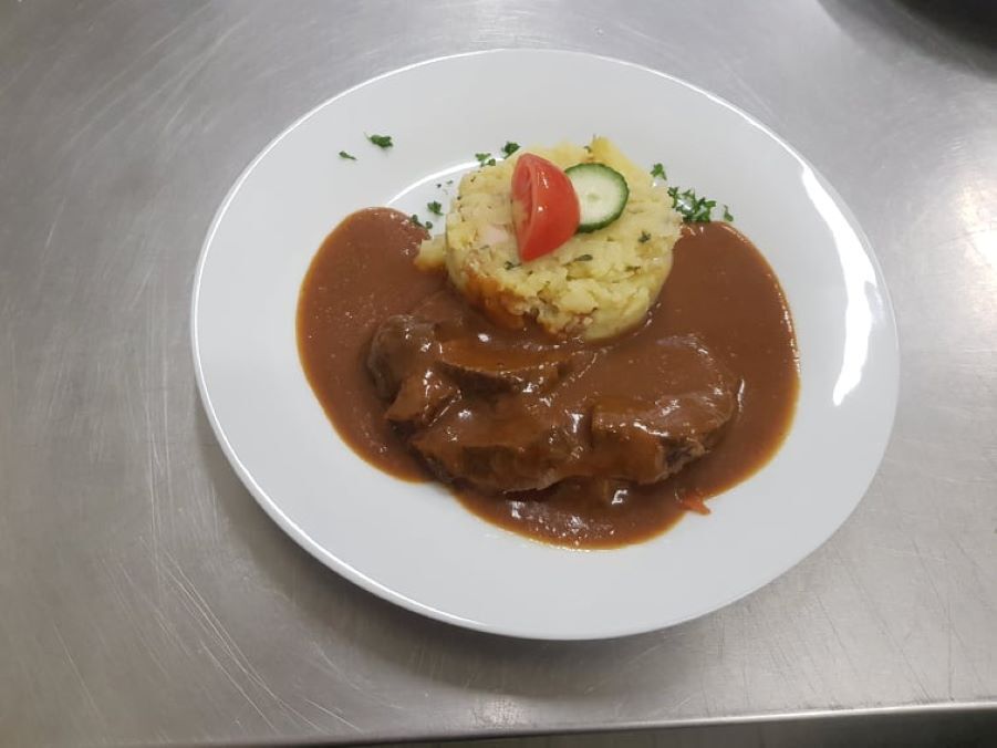 Hovězí líčka na víně, šťouchané brambory