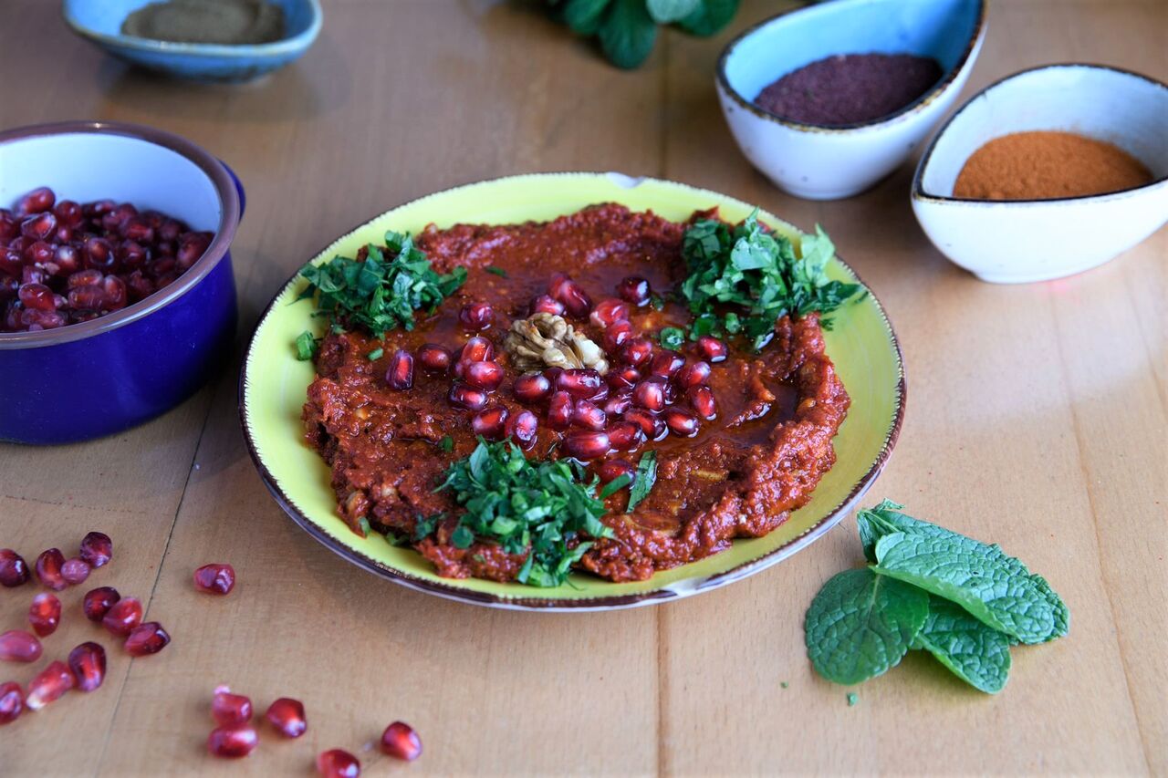 Mazza muhamarah Paprikapaste, Tomatenmark, Semmelbrösel, Walnüsse und Olivenöl