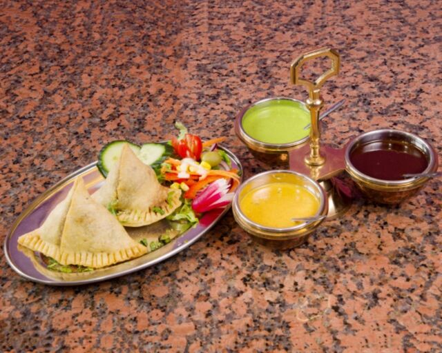 Feuilleté de pomme de terre farcie au petit pois, carottes, noix de cajou aux épices