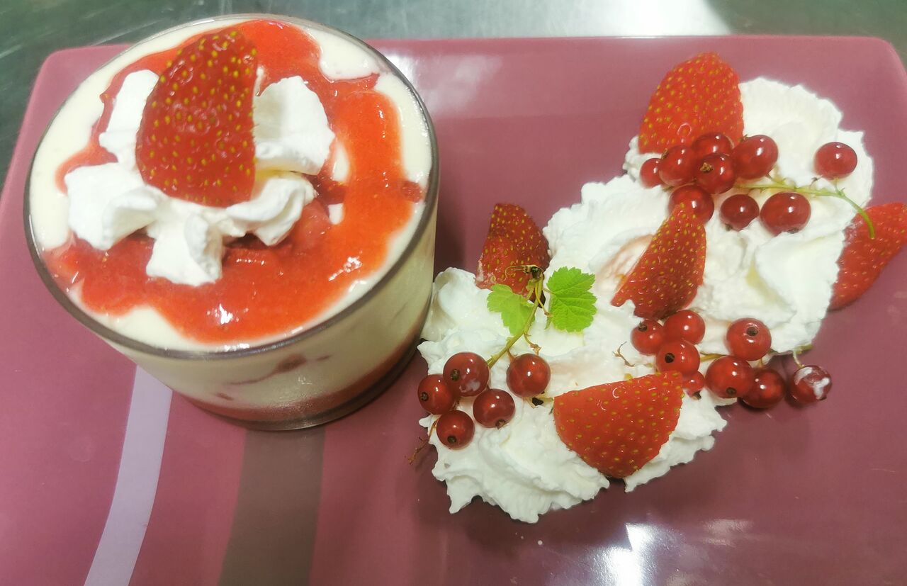 Le tiramisu fraise et fruit frais du jardin. 