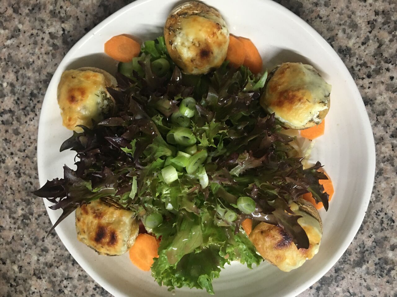 Salat Teller mit überbackenen und gefüllten Champignons 