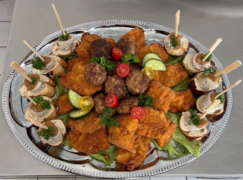 Brotzeitplatte mit Mini-Schnitzel, Mini-Pflanzerl und Bayerische Laugenspieße